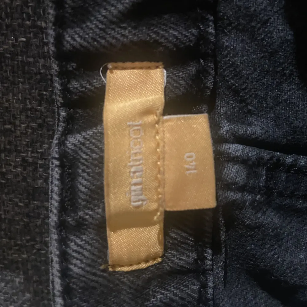 Svarta jeans ifrån Gina tricot i storlek 140. Jeans & Byxor.