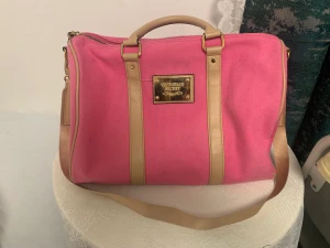 victorias secret väska - super bra skick! Har inga fläckar eller rivna delar! skriv till mig för mer frågor