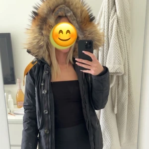 Parajumper jacka  - Parajumper Doris vinterjacka. Säljer min fina vinterjacka för jag köpt en ny. Kan skickas fler bilder om så önskas. Det är äkta päls både innuti luvan och pälskrage. Ordinarie pris 9300kr kvitto finns ifall det önskas köpt på johnells. 