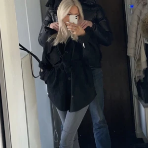 Kappa - Säljer denna superfina kappan från Nelly. Perfekt längd och går att knyta i midjan. Superbra till hösten. Nypris är 799kr. Storlek 32 men den är oversized så passar därför allt mellan 32-38. 