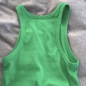 Ett vanligt grönt linne från zara. En rippad touch