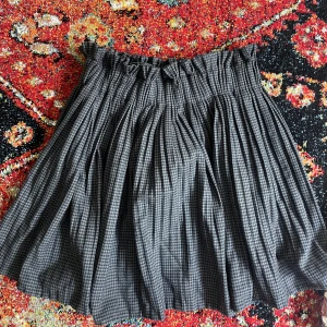 Kjol - En snygg kjol som passar till allt. Inga defekter 