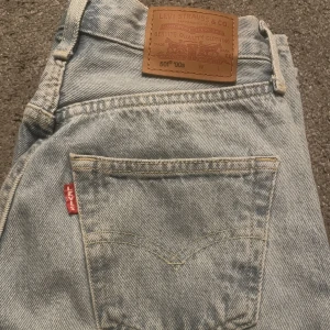 Levis 501 jeans - Använda 1 gång, inget tecken på användning eller slit. Säljs pga att jag behöver pengar. Skulle säga att dem är midwaist. Priset är inte fast.