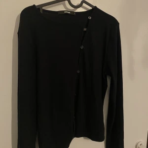 Svart långärmad topp - Topp från BikBok💝Nypris 259kr men säljer för 100kr då den inte kommer tillanvändning tyvärr. Så snygg till vardags men också till fest! Storlek L man passar för någon som är som mig alltså storlek M🩷skriv för fler frågor 