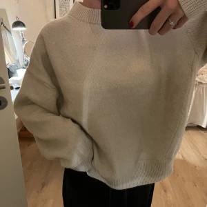 Stickad tröja - Beige stickad tröja från H&M💕använd hyfsat mycket men fortfarande i bra skick! Storlek xs men passar även s-m