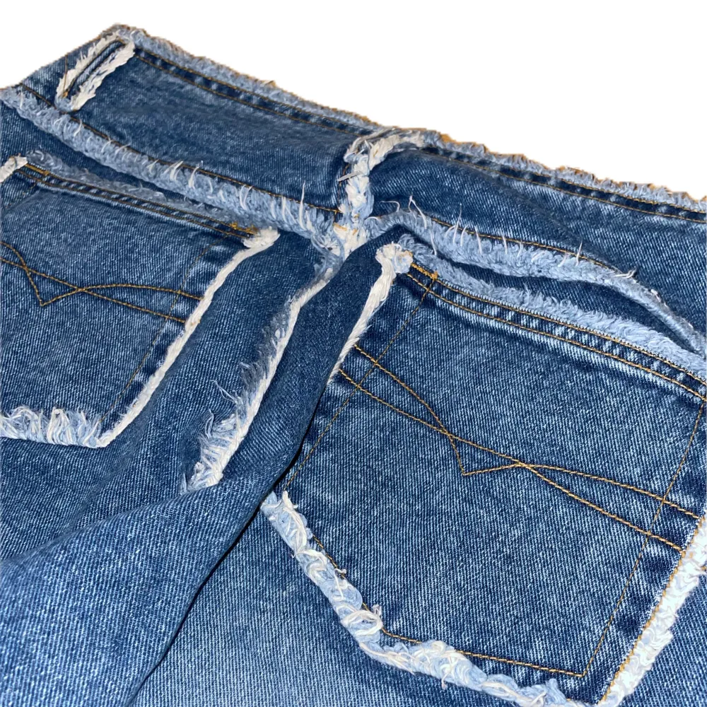Blåa baggy bootcut jeans, sömmarna är utspretade (designade så) vintage . Jeans & Byxor.