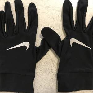 Nike handskar som används ett par gånger,har tvättat handskarna så de är rena. 