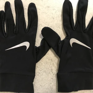 Nike handskar - Nike handskar som används ett par gånger,har tvättat handskarna så de är rena. 