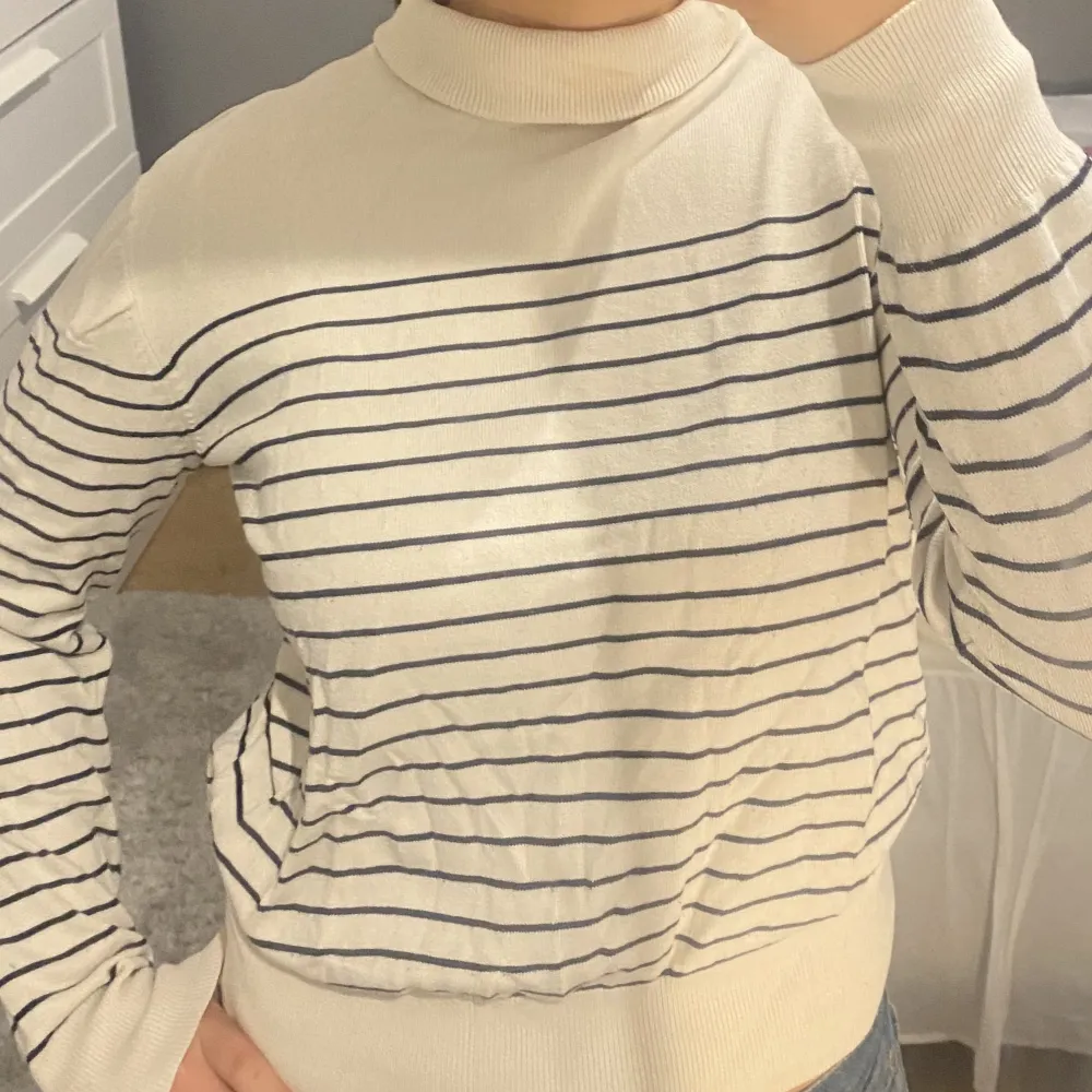 Finstickad tröja från h&m i fint skick då den är sparsamt använd. Priset går att diskutera vid snabb och smidig affär. Tveka inte att höra av dig vid eventuella frågor ⭐️. Neuleet.