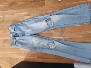 Jeans boulevard  - Storlek xxs. Knäna är trasiga men ser snygga ut!  Hämtas hos mig i bagarmossen.