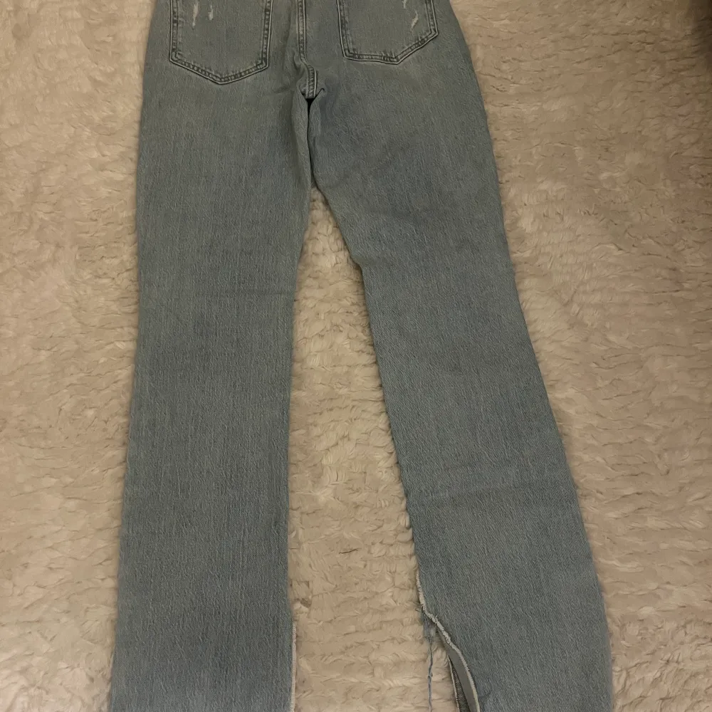 Säljer dessa jeans ifrån Zara, storlek 36. Passar mig perfekt som vanligtvis har storlek S. Säljs på grund av att de aldrig används och de är använda 2 gånger💖 Väldigt bra pch fint skick!. Jeans & Byxor.