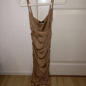 Klänning - Klänning i färgen beige. Denna är helt ny och köpt från shein i storlek XS.