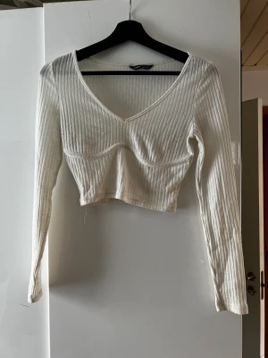 Långärmad  - Långärmad crop topp från Shein Är lite nopprig med går lätt bort Storlek Xs  Tvättas innan den skickas