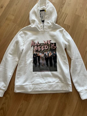 Friends - Fin Friends hoodie Har aldrig använt, prislappen sitter kvar.