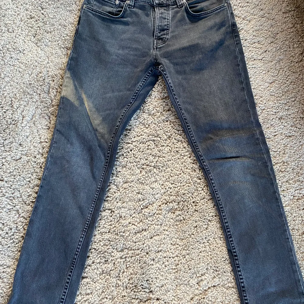 Säljer dessa väldigt trendiga Nudie jeans grim tim. De är i en väldigt snygg svart färg och grå. De är i bra skick och de har ingen skada på dem alls. Är lättåtkomlig och svarar snabbt. Nypris 1600kr, mitt pris 400. . Jeans & Byxor.