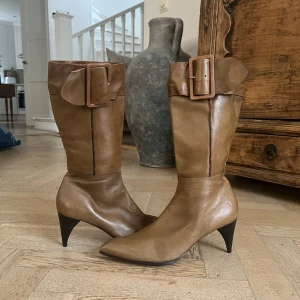Bruna boots🫶 - So fina bruña boots I väldigt gott skick! Köpte för 1500 men säljer för 700 kr🫶