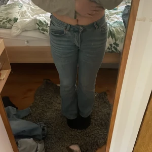 Bootcut jeans - Blå bootcut-jeans från H&M. Midrise, midjemåttet rakt över är 40 cm