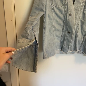 Jeansjacka - Jätte fin jeansjacka med slits! Inga defekter💗💗