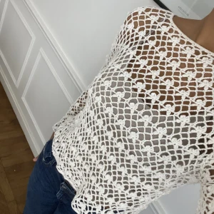 Vit Zara stickad tröja med hål  - Jättefin Zara tröja, nästan nyskick💕kan ha till nästan allt ( linnet ingår inte)