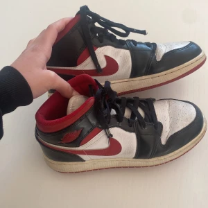Jordans  - Jättefina jordans som jag köpte för 3500. Vid snabb affär kan priset diskuteras. Dem ser helt nya ut bortsät från det vita längs ner som blivit lite smutsigt❤️