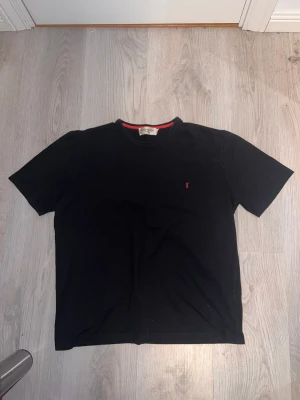 Ysl T-shirt - Yves saint Laurent t shirt storlek M, mycket fint skick inga skador alls. 