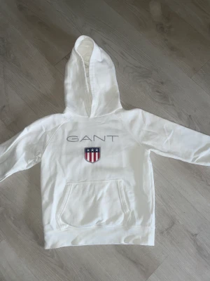 Gant Hoodie  - Väldigt fin vit gant Hoodie i storlek 158/164. Väldigt bra skick   Skickas med postnord spårbart   Pris kan diskuteras vid snabb och smidig affär 😊