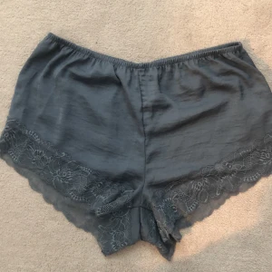 Pyjamas shorts från hunkemöller - Jättefina blå pyjamas shorts från hunkemöller! Aldrig använda och lappen finns kvar❤️ ordinarie pris är 300kr