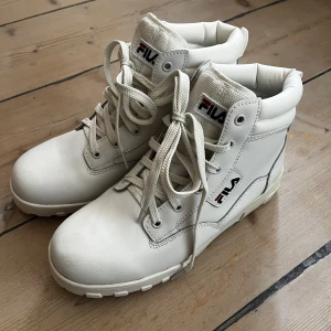 Fila retrosneakers - Nyskick. I vänster sko saknas den lösa, tunna innersulan. 