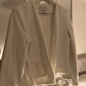 Jättefin vit ”kavaj” liknande tröja, passar till vardags lika mycket som en overshirt till en festtopp❤️‍🔥säljer då den inte kommer till användning, toppen skick👍👍