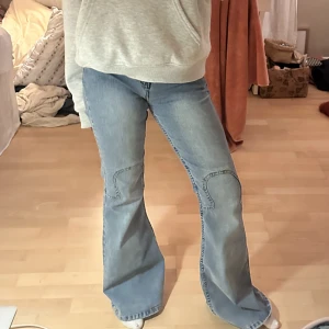 Bootcut jeans - OTROLIGT SNYGGA OCH SPECIELLA JEANS❤️‍🔥med cool söm på knät och as cool midja❤️‍🔥älskar!!!