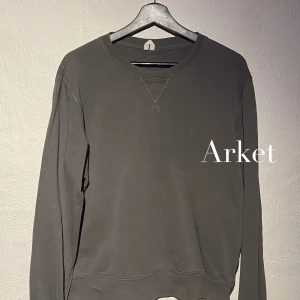 Arket tröja - En mycket väl omhändertagen tröja från Arket!  Storlek: S Bara att höra av sig vid fler frågor!🙌