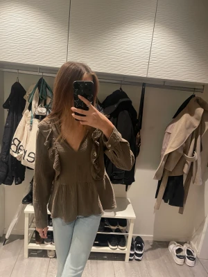 Volang blus  - En grön blus från d’nada i strl m men sitter bra på mig som vanligtvis har xs. Denna är endast använd en gång då jag inte gillade färgen. Pris kan diskuteras då jag köpte den för ungefär 195kr tror jag💞