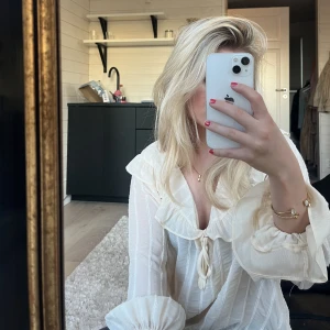 Blus från Zara - Fin beige/vit blus från Zara i fint skick! Köparen står för frakten 🌟