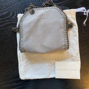 Säljer nu denna super fina Stella McCartney väska köpt här på Plick med äktahetsbevis (dustbag & tags) säljer då jag behöver lite pengar och är väldigt ledsen att låta denna fina väska gå! Kom med prisförslag och kan också tänka mig byta!💗