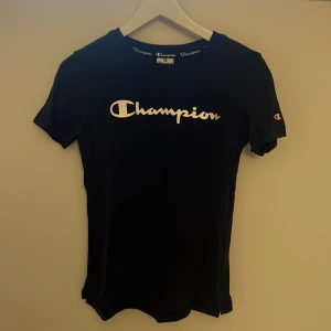 Champion T-shirt  - Se bild 2 för bättre bild på färgen 
