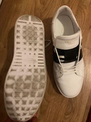 Valentino  - Säljer mina Valentinos som är i nyskick, fick dem som present för några månader sen men fick ingen kvitto me boxen annars allt annat följer med 