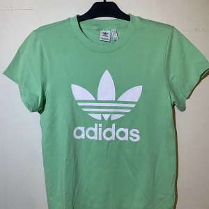 Adidas tshirt  - Fint skick 