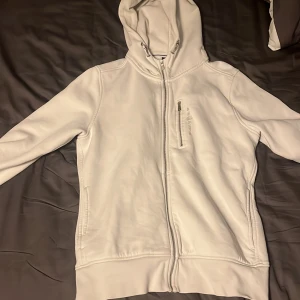 Vit Sail Racing Zip - Hejsan, säljer min vita sailracing Zip -up tröja. Den är för liten för mig och den är i väldigt bra skick. Köpte den på Intersport för cirka ett år sedan och har använt den 3 gånger.  Skriv för köp. Storleken är Medium 