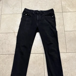 Svarta Jeans | Springfield - Jeans från Springfield, bra skick  W34