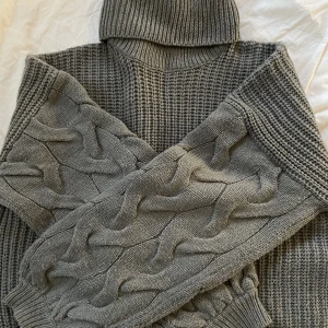 Virkad tröja från vila  - Oanvänd då jg it klarar av att ha krage på mig. Men önska jag kunde ha den. Storlek M men jag brukar ha S och denna passar mig.