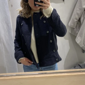 Marinblå/grå kappa - Kappa från GAP i mörkblått/grå. Perfekt nu till hösten och vintern🍂 Bara att skriva vid eventuella frågor🤗