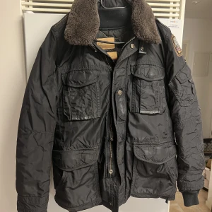 Parajumper vinterjacka - Fodrad vinterjacka från Parajumpers Löstagbart foder och krage Storlek S Äkta 1800