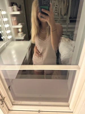  Hunkemöller pyjamas  - Super snygg rosa pyjamas från hunkemöller i storlek M men passar även mindre, använd Max 2-3 ggr, nypris ca 550kr, priset kan diskuteras, möts upp i Sthlm eller fraktar, skriv om du har några frågor🤍