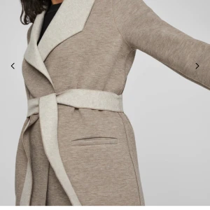 kappa - En beige kappa från VILA som man kan vända ut och in om man vill ha den ljusa sidan. Jättesnygg men eftersom den är för liten för mig så kommer den aldrig till användning. Prislappen sitter kvar!💌köpt för 750 men säljer för 400. pris kan diskuteras ❤️