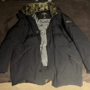 Vinterjackor  - Säljer två vinterjackor där ena märket är Canadiens och andra märket är Mckenzie. Jackorna är i väldigt bra skick och värmer mycket bra under en kall vinterdag. Den svarta jackan är i storleken XL medan den grå jackan är i storlek L. För mer bilder skriv!