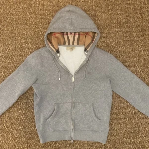 Burberry Hoodie - Säljer den absolut fetaste tröjan på marknaden! Svår att få tag på då den inte längre säljs. Storlek M, skick 9/10! Nypris låg på 6-7k, mitt pris 2699kr!!