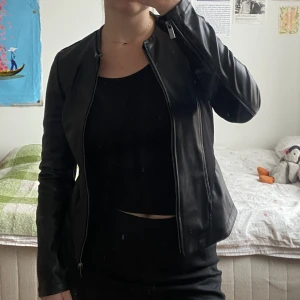 Skinnjacka - Skvart skinnjacka! Perfekt till hösten!! Den sitter lite tight på mig när jag har den stängd, jag brukar ha S så skulle säga att det är en XS/S 💘