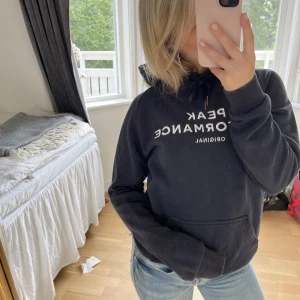 Peak performance hoodie - Säljer min jättefina hoodie💙💙nypris 1100kr! Storlek M men passar xs-s, pris kan diskuteras! Det är spegeln som är smutsig, inte tröjan!