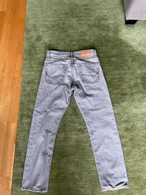 Jack & Jones jeans - Säljer dessa snygga grå jack&jones jeans då det är försmå tyvärr, supersnygga och sköna. 