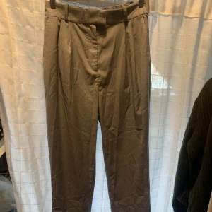 Kostymbyxor  - Använda 2 gånger. Väldigt fina på faktiskt om man stylar rätt